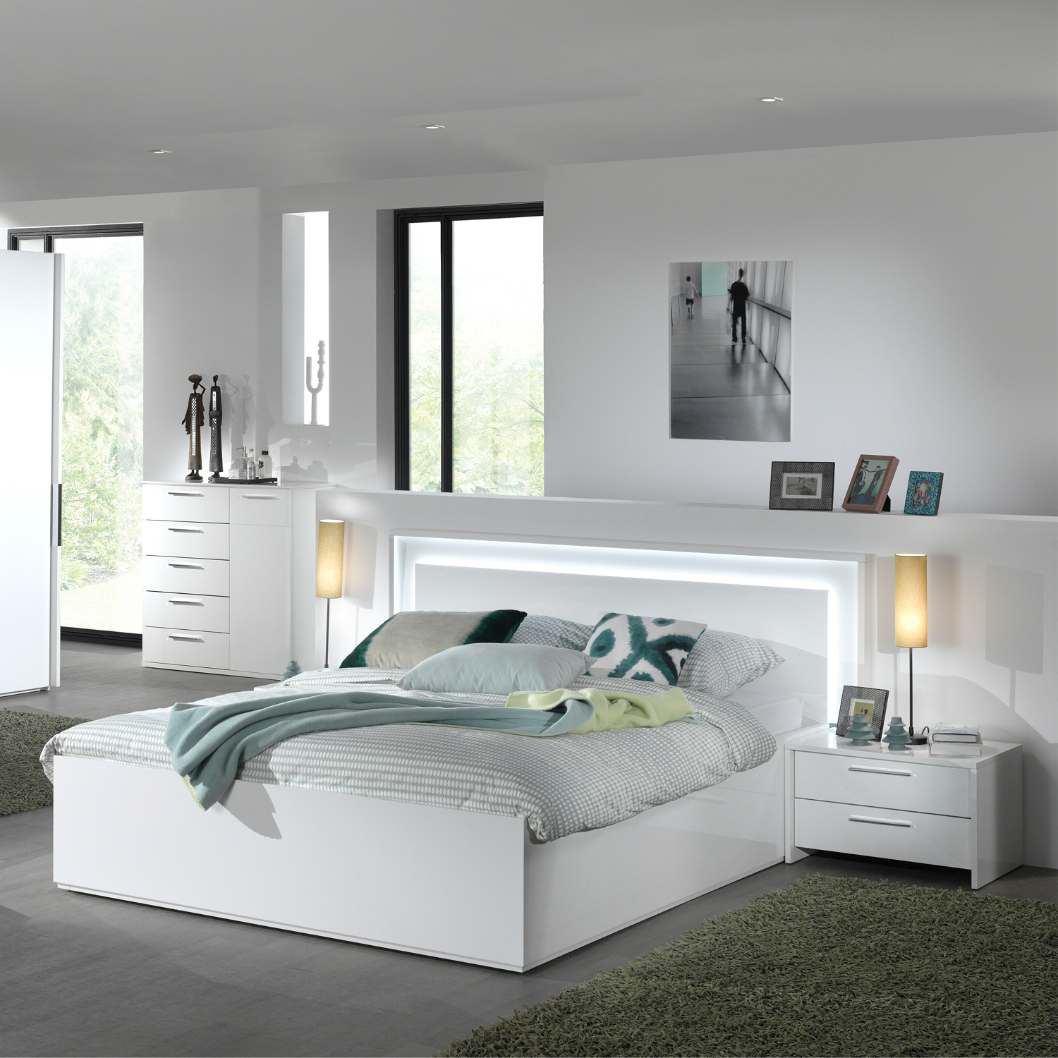 Chambre a coucher complete en blanc laque avec lit 160x200 eclairage LED armoire miroir et chevets collection VERONA décor